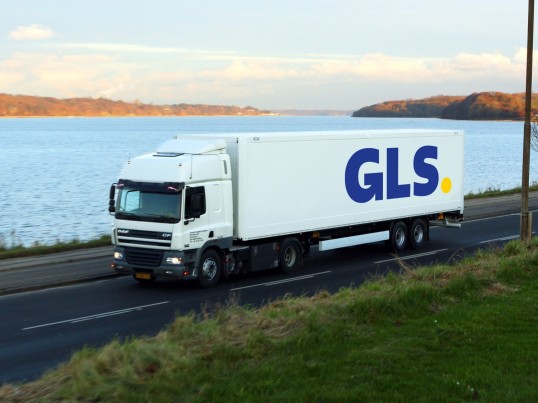 GLS-trailers kruisen elkaar over een brug