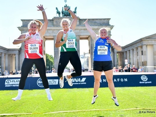 GLS&DLV_Sieger-vor-dem-Brandenburger-Tor_Foto_kpeters