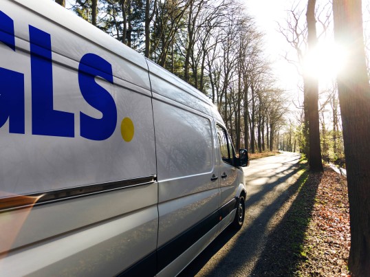 Flotte fourgons GLS France logo GLS sur camion