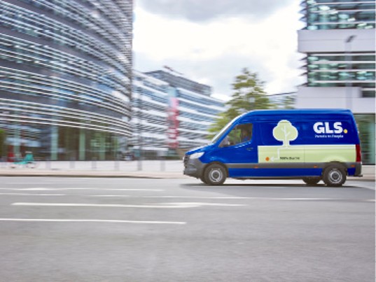 Véhicule de livraison GLS circulant en zone urbaine, illustrant les engagements environnementaux et les actions de transport durable du groupe.