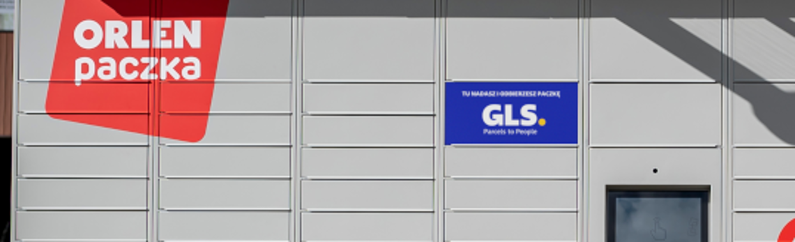 Dziecko patrzące w dal przez ekologiczną lornetkę