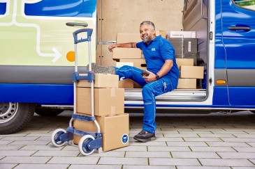 Curier GLS în mașina de livrare 