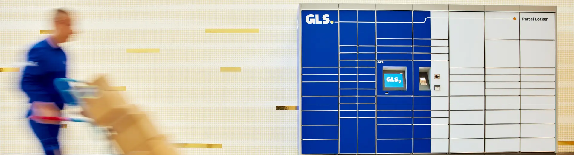 GLS courier in front of GLS Locker