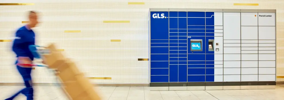 GLS courier in front of GLS Locker