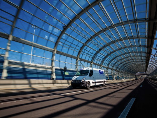 GLS vozilo se vozi na mostu