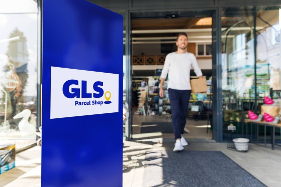 Kuriér GLS pred Parcel Shopom